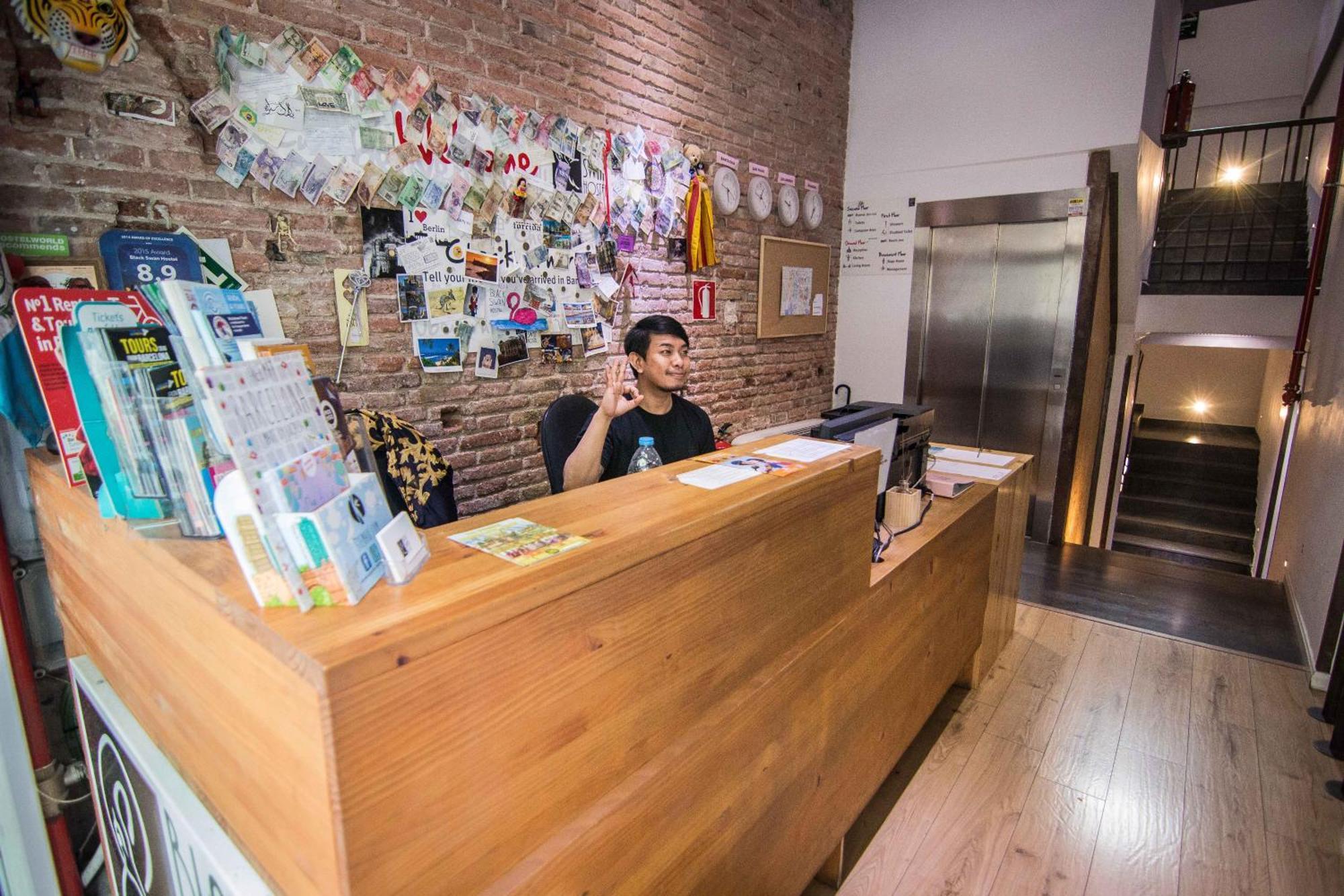 Black Swan Hostel Барселона Екстериор снимка