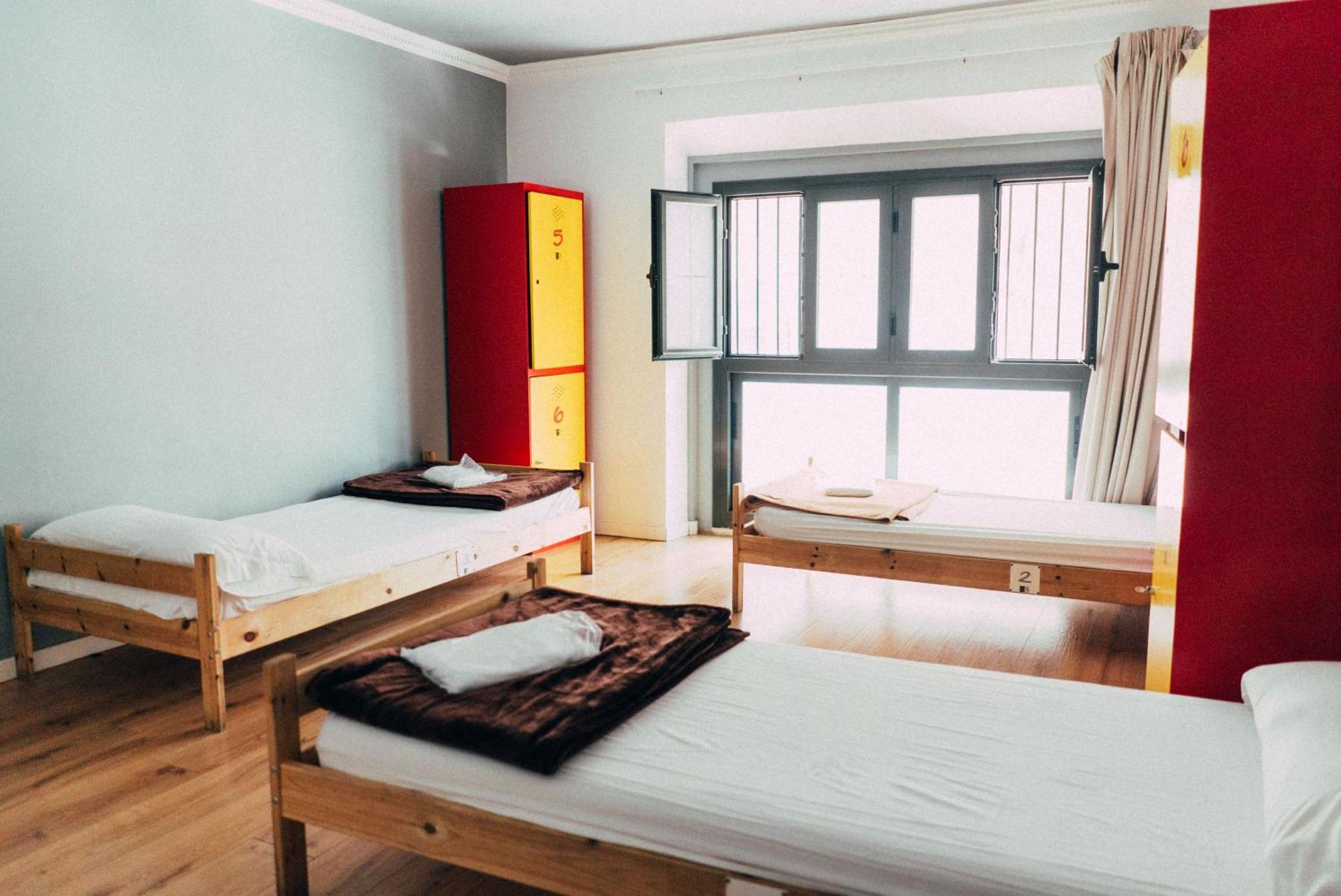 Black Swan Hostel Барселона Екстериор снимка
