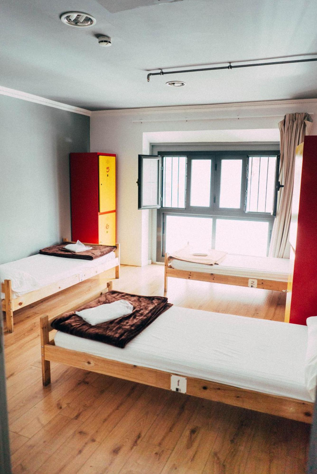 Black Swan Hostel Барселона Екстериор снимка