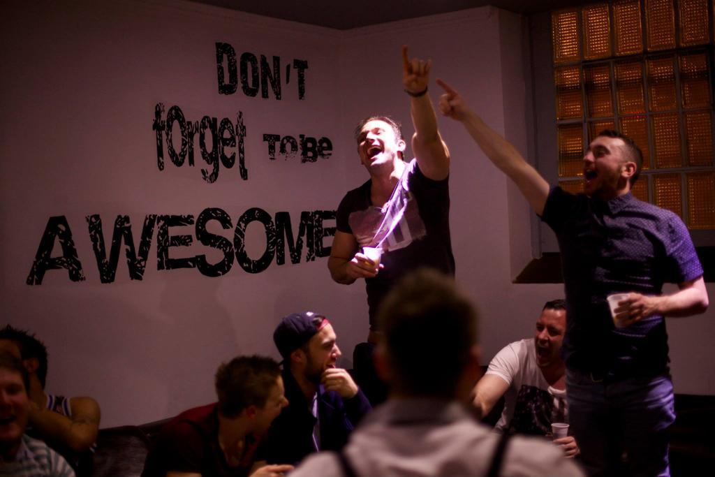 Black Swan Hostel Барселона Екстериор снимка