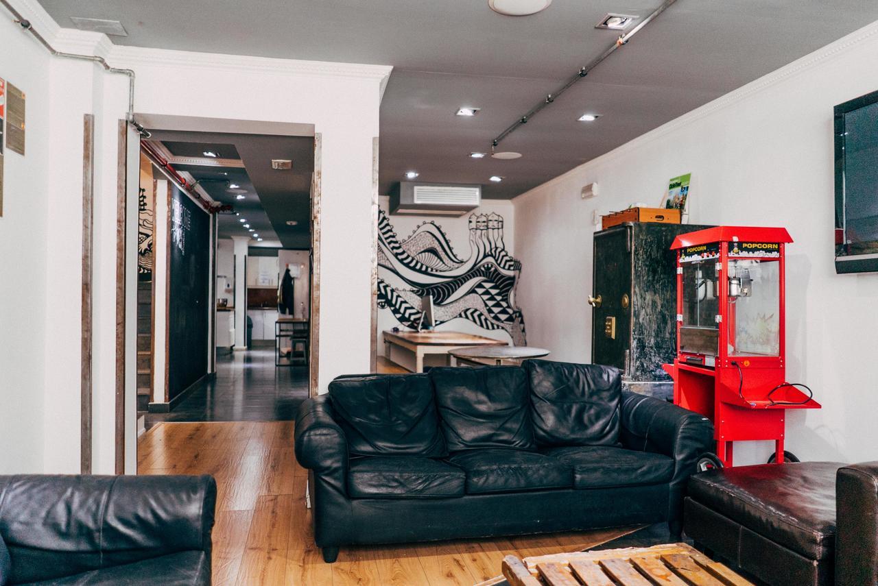 Black Swan Hostel Барселона Екстериор снимка