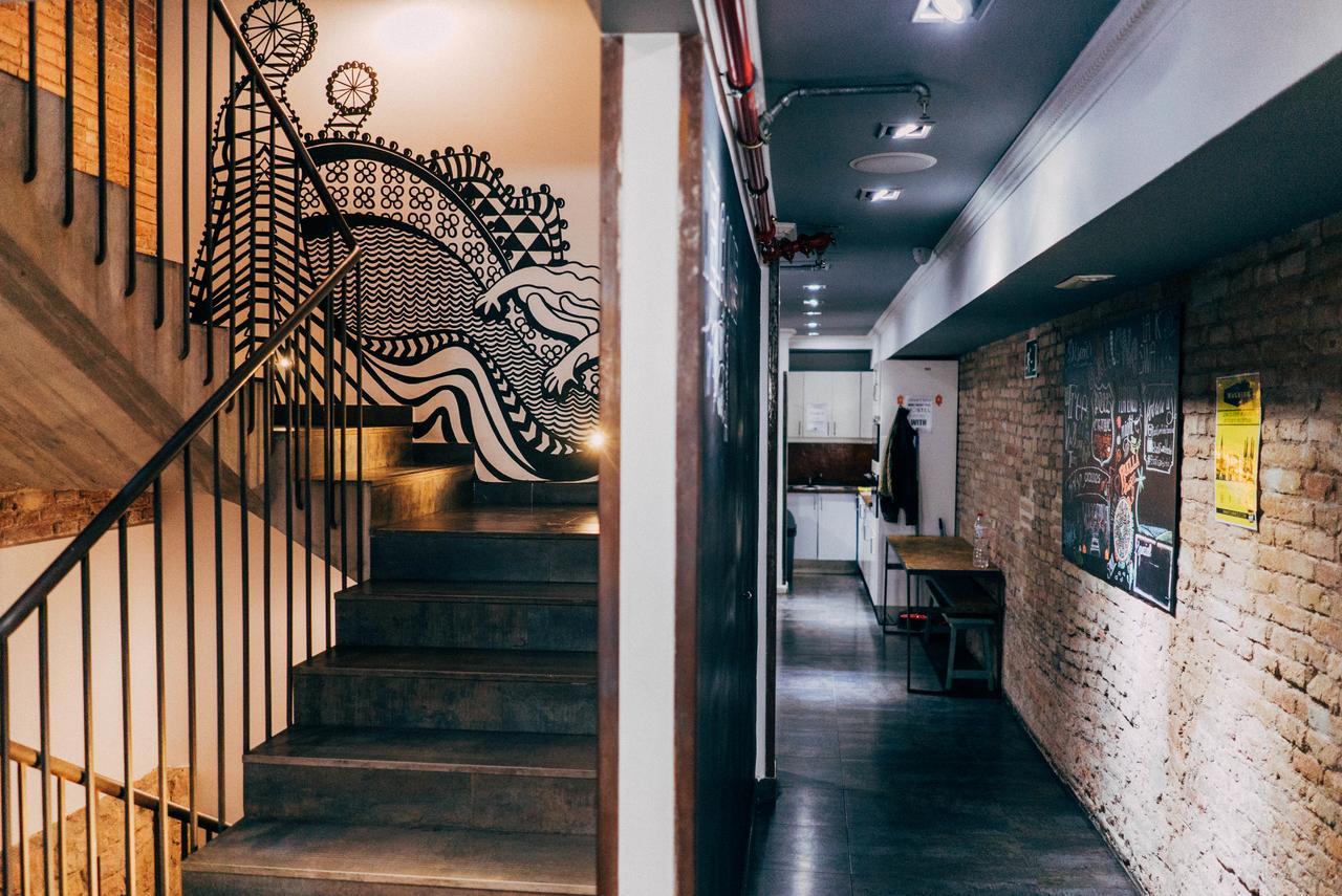 Black Swan Hostel Барселона Екстериор снимка