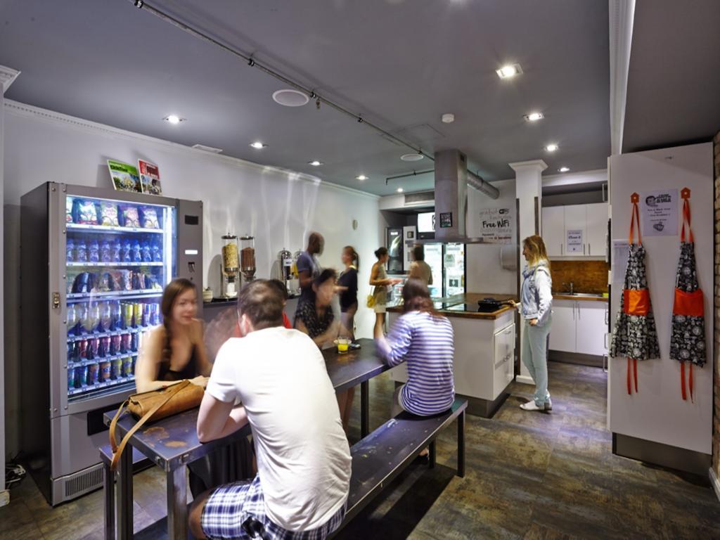 Black Swan Hostel Барселона Екстериор снимка